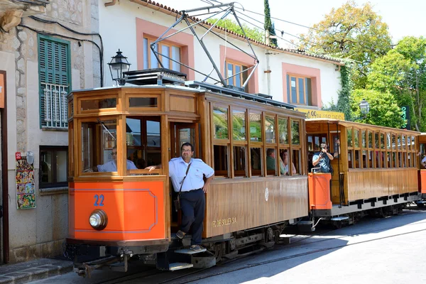 Mallorca, Spanien - 2 juni: Spårvagnen är på gatan i Soller stan och turister är i restaurangen utomhus den 2 juni 2015 i Mallorca, Spanien. Upp till 60 miljoner turister förväntas besöka Spanien i år 2015. — Stockfoto