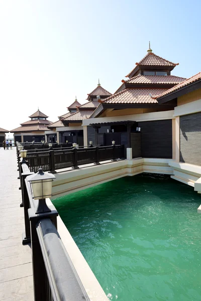 A luxus villák a Thai stílusú szálloda a Palm Jumeirah mesterséges sziget, Dubai, Egyesült Arab Emírségek — Stock Fotó