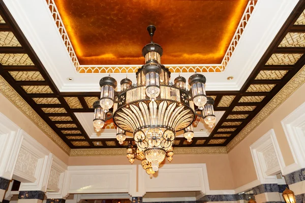Il lampadario nella hall dell'hotel di lusso, Dubai, Emirati Arabi Uniti — Foto Stock