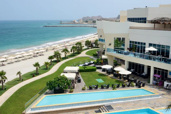在 2013 年 9 月 7 日豪华酒店享受他们的假期的游客富查伊拉、 阿拉伯联合酋长国。上升到 1000 万游客过阿联酋在 2013 年. — 图库照片
