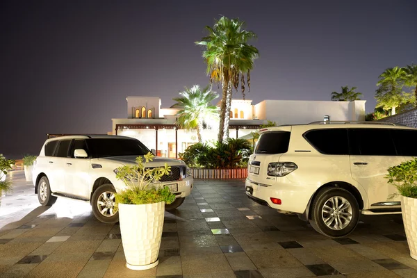 RAS AL KHAIMA, Emiratos Árabes Unidos - 7 DE SEPTIEMBRE: Los lujosos coches todoterreno están cerca del lujoso hotel el 7 de septiembre de 2013 en Ras Al Khaima, Emiratos Árabes Unidos. Hasta 10 millones de turistas han visitado EAU en el año 2013 . —  Fotos de Stock