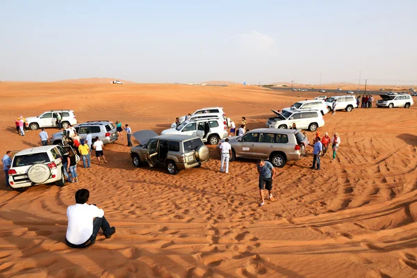 DUBAI, Zjednoczone Emiraty Arabskie - WRZESIEŃ 12: Dubajska pustynna podróż terenowym samochodem jest główną atrakcją turystyczną w Dubaju 12 września 2013 roku w Dubaju, Zjednoczone Emiraty Arabskie — Zdjęcie stockowe