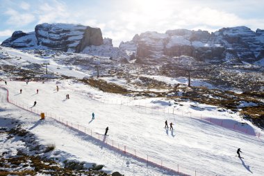 Madonna Di Campiglio, İtalya - 18 Aralık: Kayak pisti ve kayakçılar Passo Groste Kayak alanı üzerinde 18 Aralık 2015 yılında Madonna di Campiglio, İtalya. Daha sonra 46 milyon turist 2015 yılında İtalya ziyaret bekleniyor.
