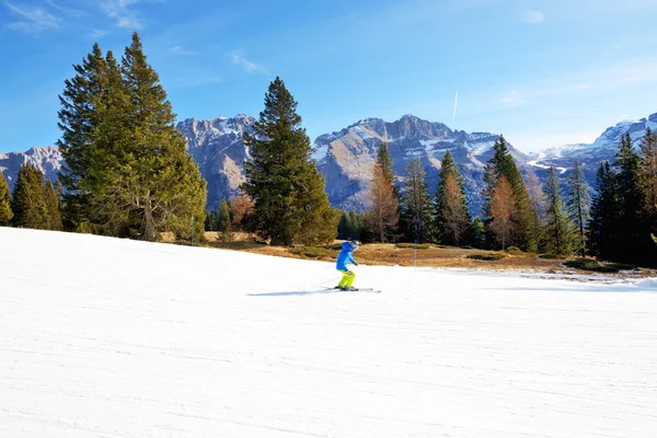 Die piste und skifahrer, madonna di campiglio, italien. — Stockfoto