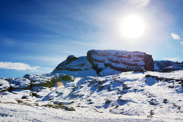 A pista de esqui com vista para as montanhas Dolomiti, Madonna di Campiglio, Itália Imagem De Stock