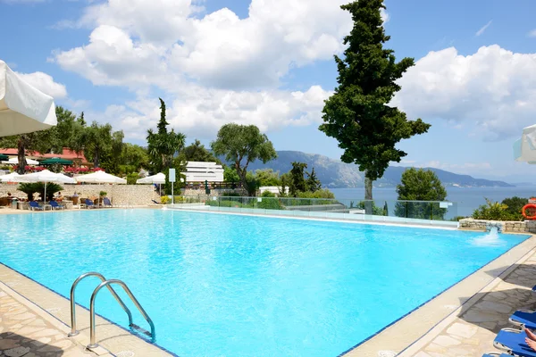 Piscina in hotel di lusso, isola di Corfù, Grecia — Foto Stock