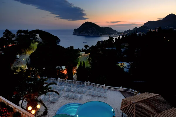 La vista nocturna en una bahía y playa en Paleokastritsa, Corfú, Grecia — Foto de Stock