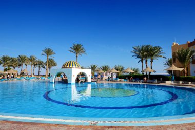 SHARM EL SHEIKH, EGYPT - Kasım 28: Turistler 28 Kasım 2012 'de Sharm el Sheikh, Mısır' da popüler bir otelde tatildeler. 2012 yılında Mısır 'ı 12 milyona kadar turist ziyaret etti.