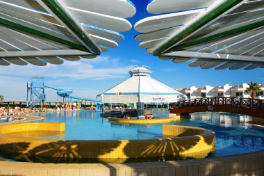 SHARM EL SHEIKH, EGYPT - 1 ARALIK: Turistler 1 Aralık 2012 'de Sharm el Sheikh, Mısır' da popüler bir otelde tatildeler. 2012 yılında Mısır 'ı 12 milyona kadar turist ziyaret etti.