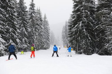 Kayakçı Ukrayna 'nın Bukovel kayak merkezinde yamaçta.