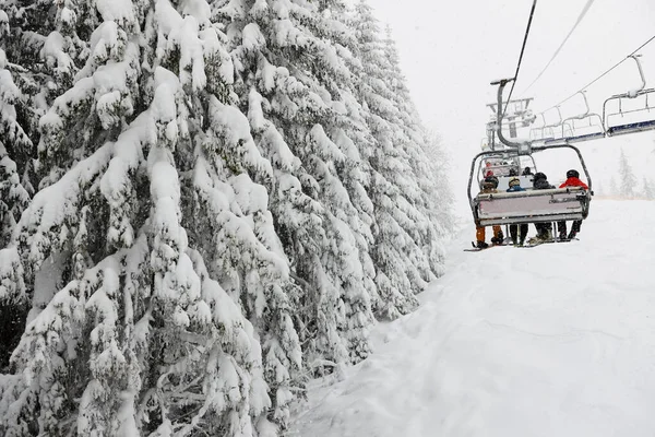 Esquiadores Estão Teleférico Bukovel Ski Resort Bukovel Ucrânia — Fotografia de Stock