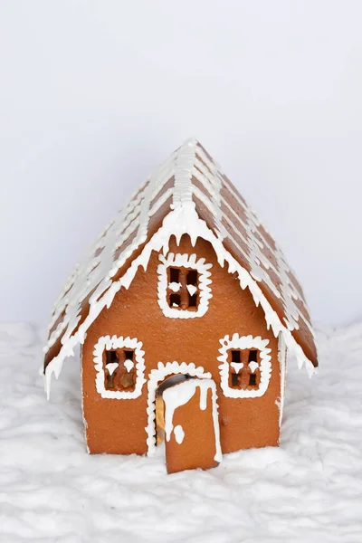 Yapımı Zencefilli Kurabiye Evi Kırmızı Arka Planda Kar Süslemesi — Stok fotoğraf