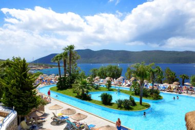 Turistler 23 Mayıs 2013 'te Türkiye' nin Bodrum kentinde lüks otellerde tatil yapmaya başladılar. Türkiye 'yi 2013 yılında 36 milyondan fazla turist ziyaret etti