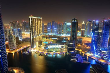 DUBAI, BAE - 8 Eylül 2013 'te Dubai Marina' nın Dubai, BAE 'de gece aydınlanması. 