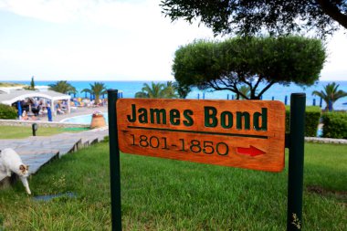 CORFU, GREEES - 16 Mayıs 2016: Turistler, Yunanistan 'ın Corfu kentinde 16 Mayıs 2016 tarihinde tüm villaların James Bond filmleriyle ilgili isimlere sahip olduğu lüks bir otelde tatildeler. 2016 yılında Yunanistan 'a 16 milyon turistin gelmesi bekleniyor.