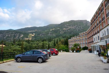 Kiralık arabalar Yunanistan 'ın Korfu adasındaki Paleokastritsa otelinin yakınında bulunuyor.