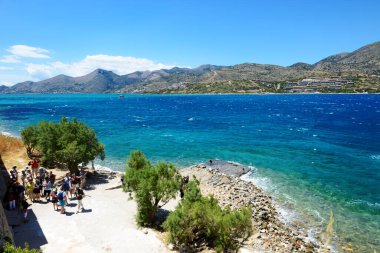 SpINALONGA, GREECE - 14 Mayıs 2014: Turistler Spinalonga adasındalar ve 14 Mayıs 2014 'te Yunanistan' ın Spinalonga kentindeki Girit adasında görülüyorlar. Turistlerin 2014 yılında Yunanistan 'ı ziyaret etmesi bekleniyor.