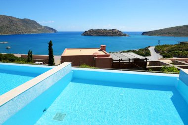 Yunanistan 'ın Girit kentindeki Spinalonga Adası manzaralı lüks bir otelde havuz.