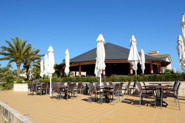 Mallorca, İspanya 'daki lüks oteldeki açık hava restoranı.