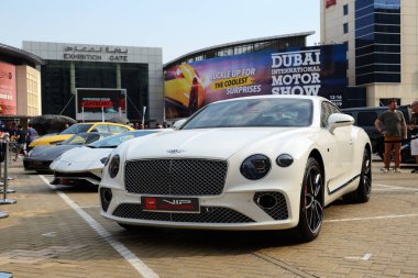 DUBAI, BAE - 16 Kasım 2019 'da Bentley Continental GT Spor Yarışı Dubai Motor Show 2019' dadır. 