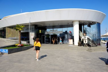 ODESA, UKRAINE - 25 Eylül: Nemo Odessa yunushanesinin girişi. Lanzheron sahilinde 25 Eylül 2020 tarihinde Odesa, Ukrayna 'da yer almaktadır.. 