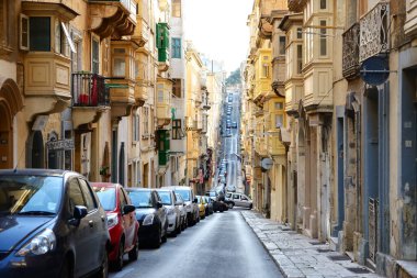 St. JULIANS, MALTA - 23 Nisan 2015 tarihinde Valletta 'daki sokak ve geleneksel eski binalar St Julians, Malta' da. 2015 yılında 1.6 milyondan fazla turistin Malta 'yı ziyaret etmesi bekleniyor.