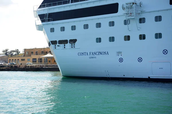 Valletta Malta Abril Navio Cruzeiro Costa Fascinosa Com Turistas Está — Fotografia de Stock