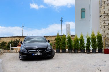 BODRUM, TURKEY - 23 Mayıs 2013 tarihinde Mercedes-Benz CLS-Sınıfı araba Bodrum, Türkiye 'de villaya yakın park edilmiştir. Türkiye 'yi 2013 yılında 36 milyondan fazla turist ziyaret etti