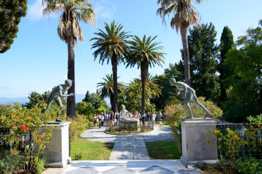 Turistler Achilleion, Korfu adası, Yunanistan 'da gezide.