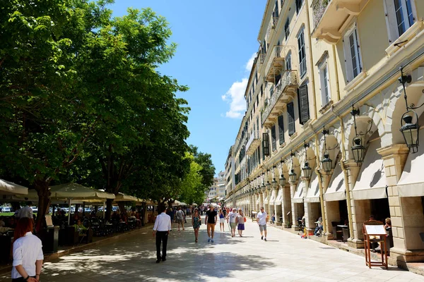 Kerkyra ギリシャ 5月14日 観光客は5月17日 ギリシャのKerkyraでリストンのカフェにあります 2016年には最大16万人の観光客がギリシャを訪問する予定です — ストック写真