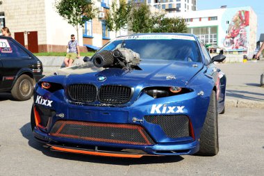 BILA TSERKVA - 24 Temmuz: Drift modifiye edilmiş BMW 3 serili araba 24 Temmuz 2021 tarihinde Bila Tserkva, Ukrayna 'da Profesyonel Ukrayna Drag Racing Show' dadır..
