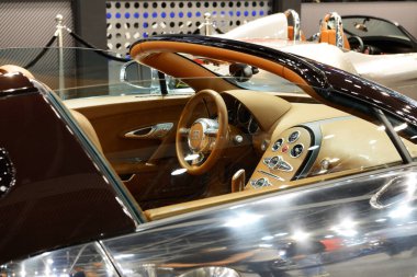 DUBAI, BAE - 16 Kasım 2019 'da Dubai Motor Show' da Bugatti Veyron 6.4 Grand Sport Vitesse sportscar 'ı yayınlandı. 