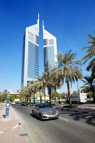 Дубай Оаэ Ноября 2017 Года Emirates Towers Автомобиль Mercedes Klass — стоковое фото