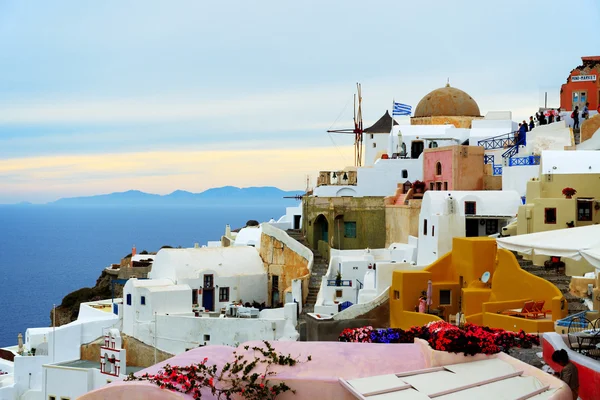 OIA, GREECE - MAY 17: The sunset in Oia town and tourists enjoyi — Stock Photo, Image