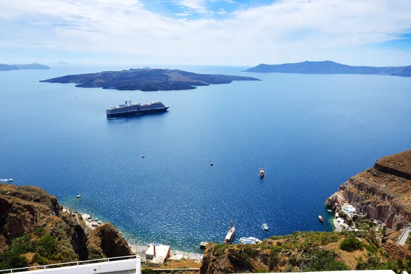 The view on Aegean sea and cruise ship, Santorini island, Greece — Stock Photo, Image