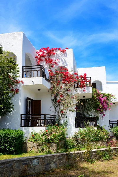 Villas decorated with flowers at luxury hotel, Crete, Greece — Stock Photo, Image