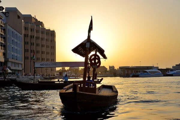 Dubai, Verenigde Arabische Emiraten - 10 september: de traditionele Abra op het eiland boot in dubai cr — Stockfoto