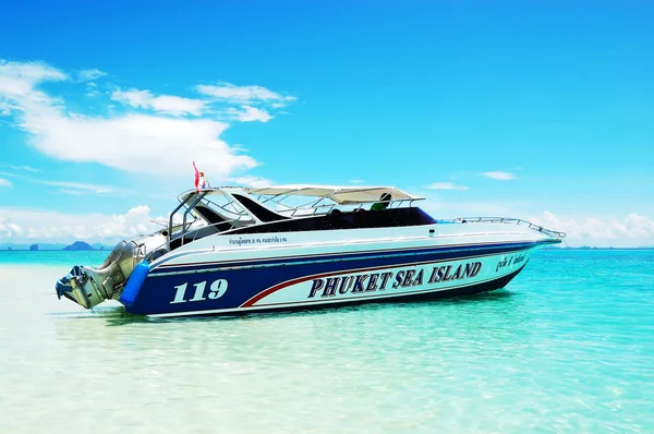 KOH PHI PHI, THAILAND - SEPTEMBER 13: Motor boats on turquoise w — Stock Photo, Image