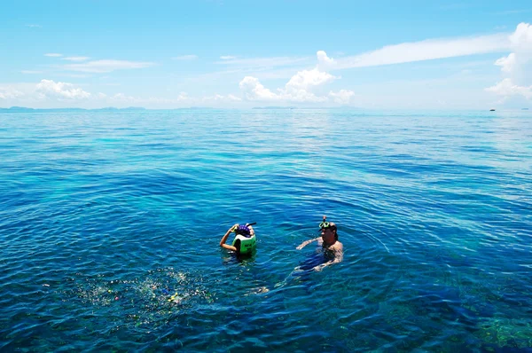 KOH PHI PHI, THAILAND - SEPTEMBER 13: Snorkeling tourists on tur — Stock Photo, Image