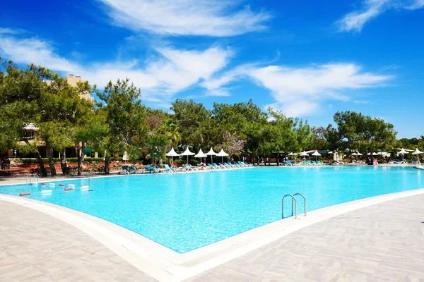 Swimming pool at luxury hotel, Antalya, Turkey — Stock Photo, Image