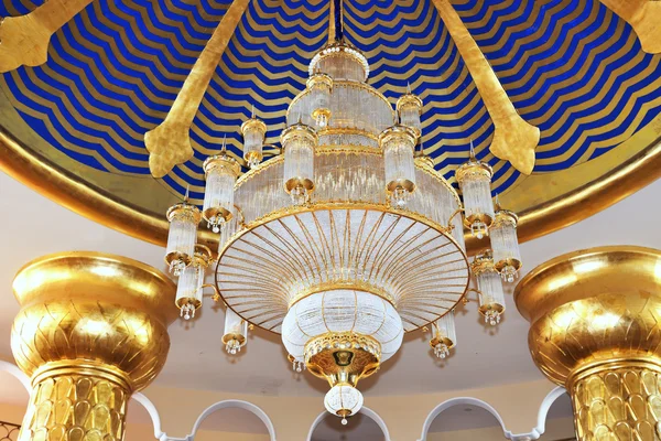 Il lampadario nella hall dell'hotel di lusso, Antalya, Turchia — Foto Stock