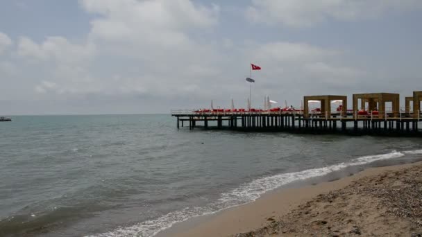 Molo, w pobliżu plaży w luksusowy hotel, antalya, Turcja — Wideo stockowe