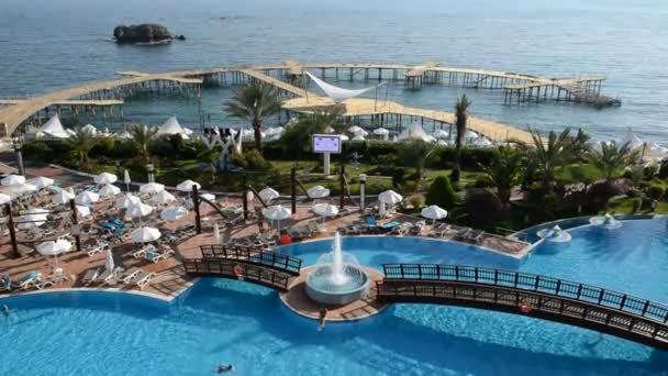Het zwembad in de buurt van het strand in de luxe hotel, antalya, Turkije — Stockvideo