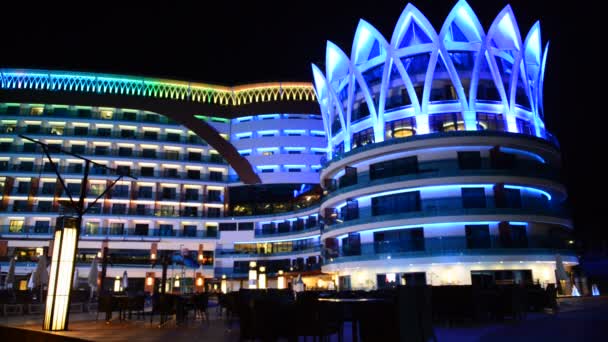 在夜间照明，安塔利亚，土耳其的豪华酒店的建设 — 图库视频影像