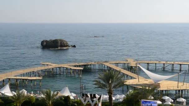 Panning di spiaggia presso l'hotel di lusso, Antalya, Turchia — Video Stock