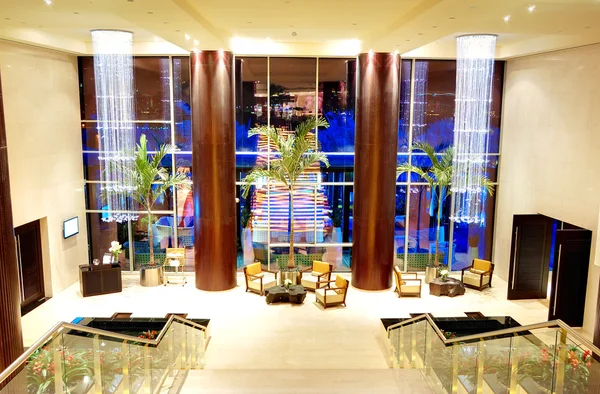 Lobi luxury hotel, dubai, Birleşik Arap Emirlikleri ve gevşeme sandalyeler — Stok fotoğraf