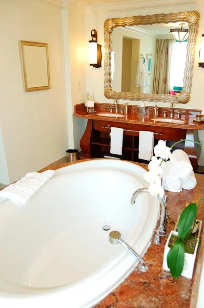 Badezimmer im luxuriösen Hotel, dubai, uae — Stockfoto