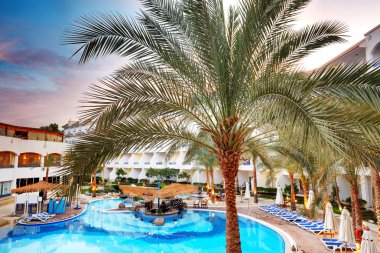 günbatımı, sharm el sheikh sırasında lüks Hotel Yüzme Havuzu