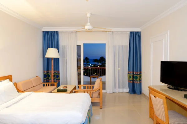 Appartamento e vista sulla spiaggia notturna nell'hotel di lusso, Sharm el She — Foto Stock
