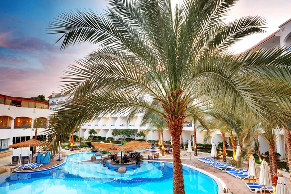 A piscina no hotel de luxo durante o pôr do sol, Sharm el Sheikh — Fotografia de Stock